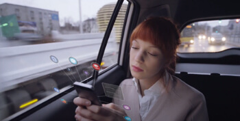 imagen mosaico para seguridad móvil, mujer en el teléfono en un auto