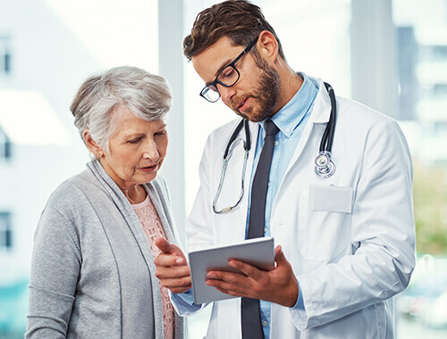 Sécurité des soins de santé - Image of doctor and patient - carrousel 3