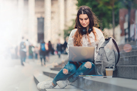 Étudiant sur un ordinateur portable