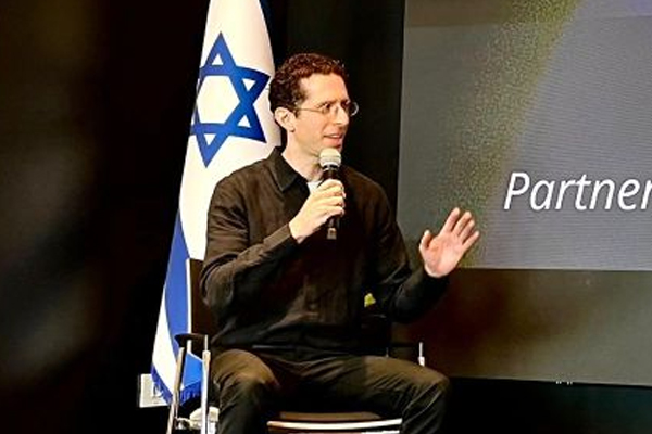Zanger speaking