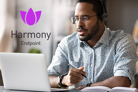 노트북을 사용 중인 남성의 사진에 Harmony Endpoint 로고가 삽입된 이미지
