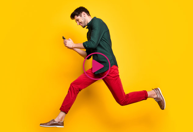 スマートフォンを手に走る人物の動画のサムネイル